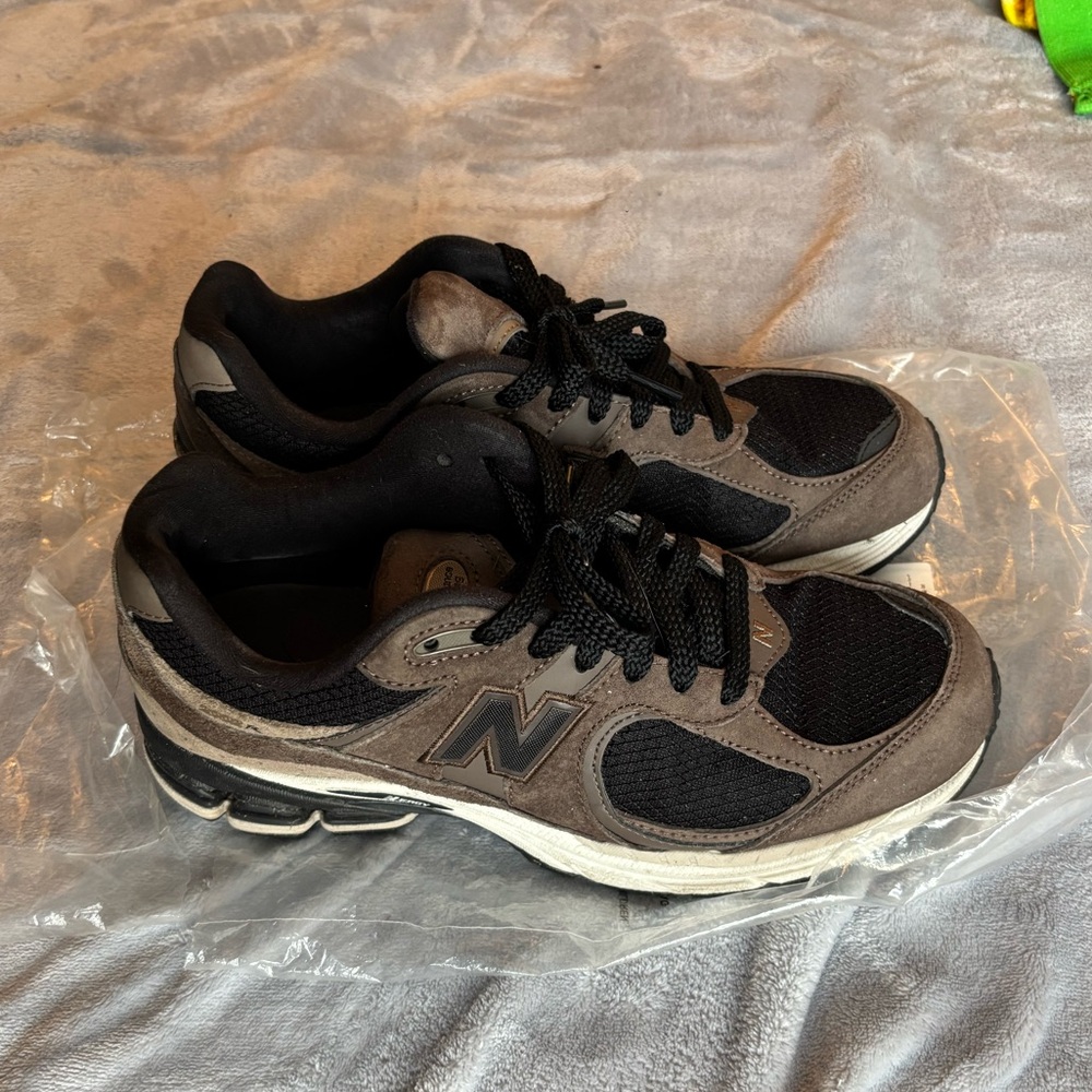 NEW BALANCE 2002R
CASUAL SHOES BROWN/BLACK
Worn at least 5/6 times